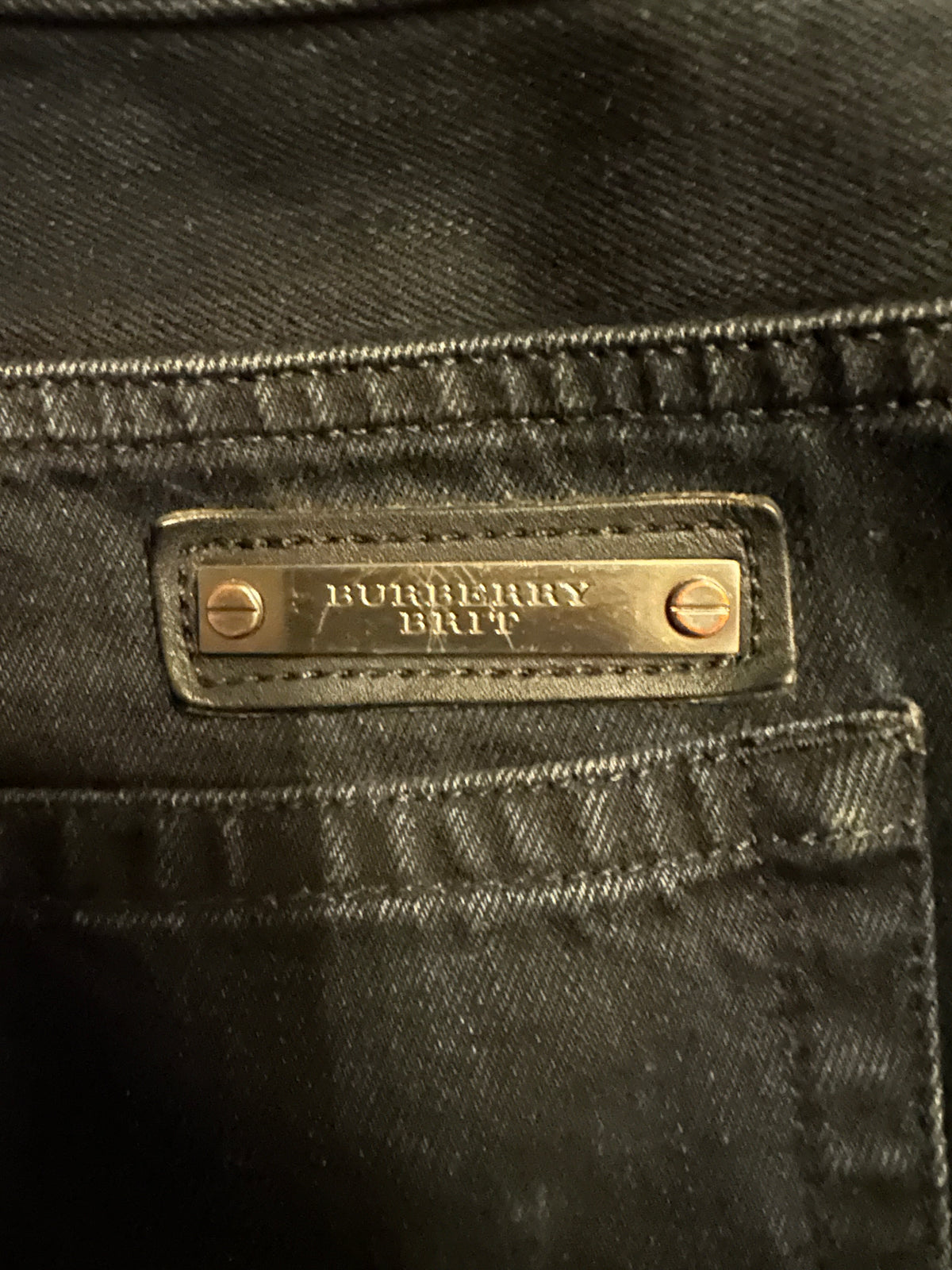 plaque arrière : Burberry Brit plaque métallique gravée au dos du jean noir délavé — Seconde Main VestiaireFMR