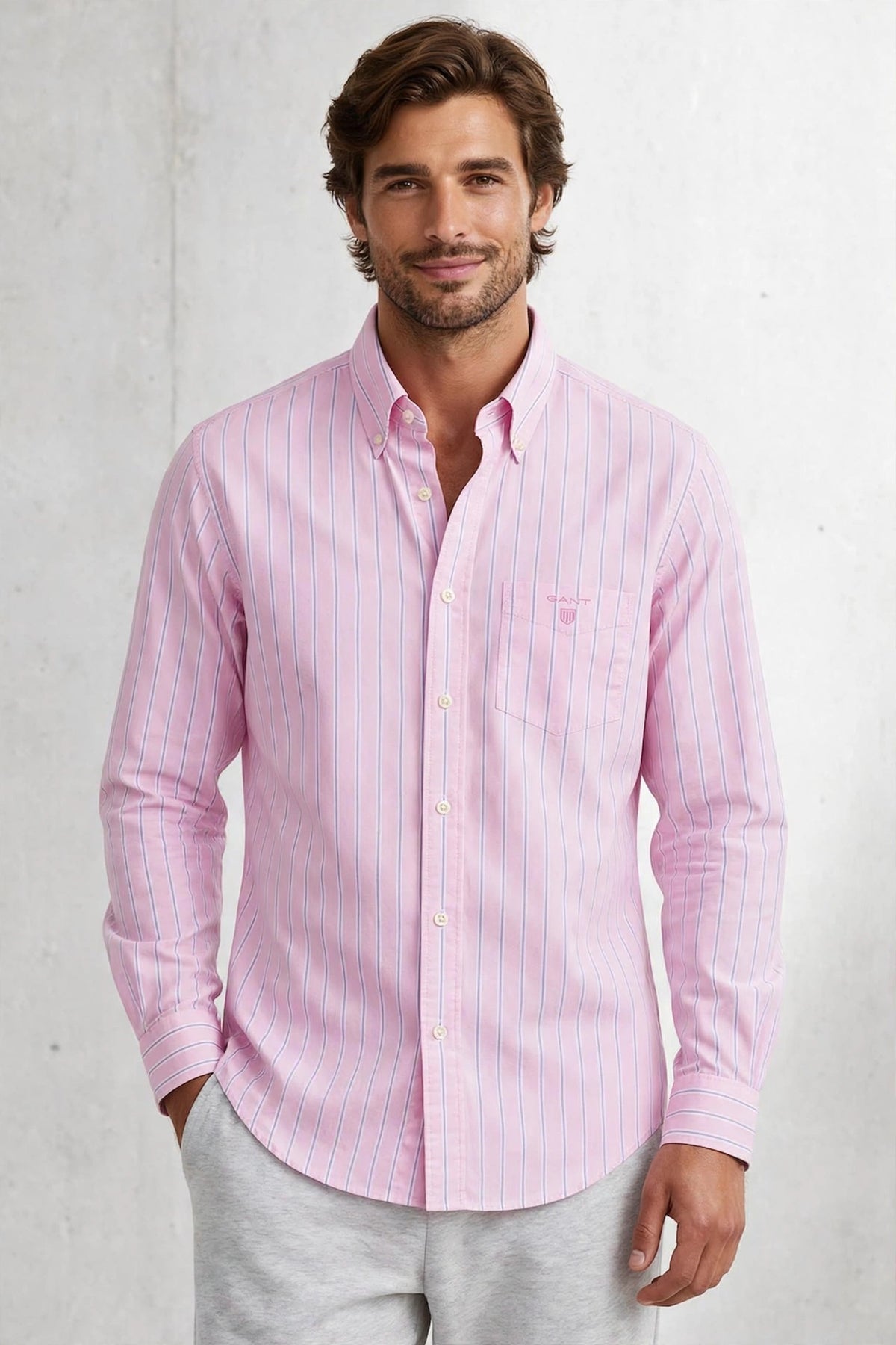 Chemise GANT rose à fines rayures, col boutonné et manches longues, portée de face — Seconde Main VestiaireFMR