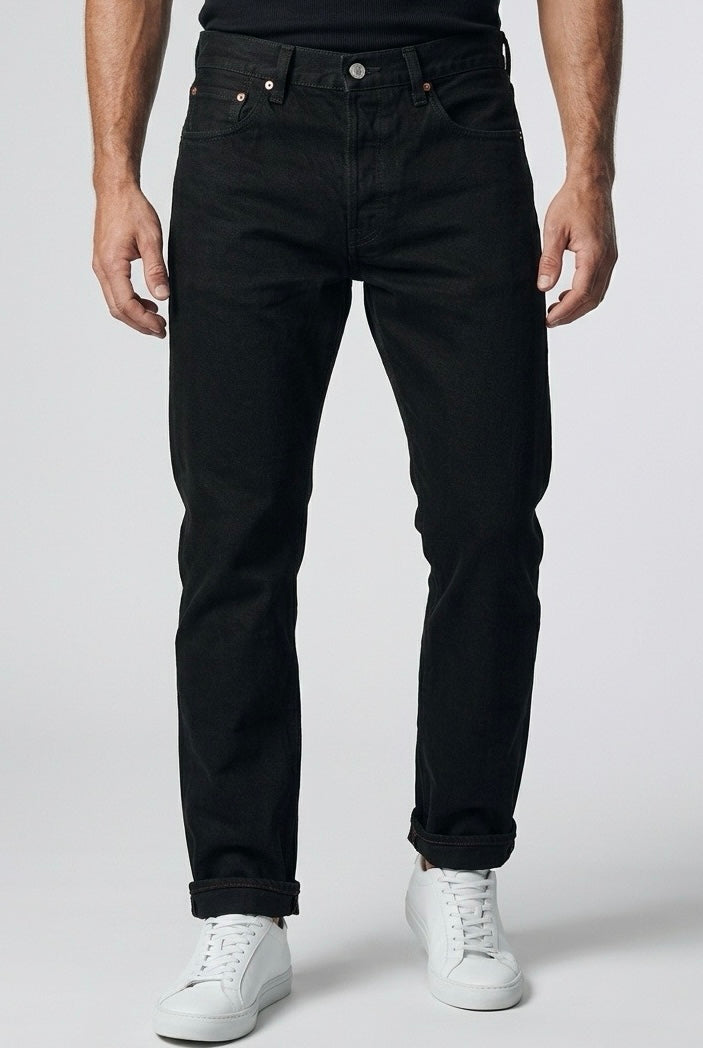 Levi’s 501 jean noir coupe droite, porté avec revers et baskets blanches — Seconde Main VestiaireFMR