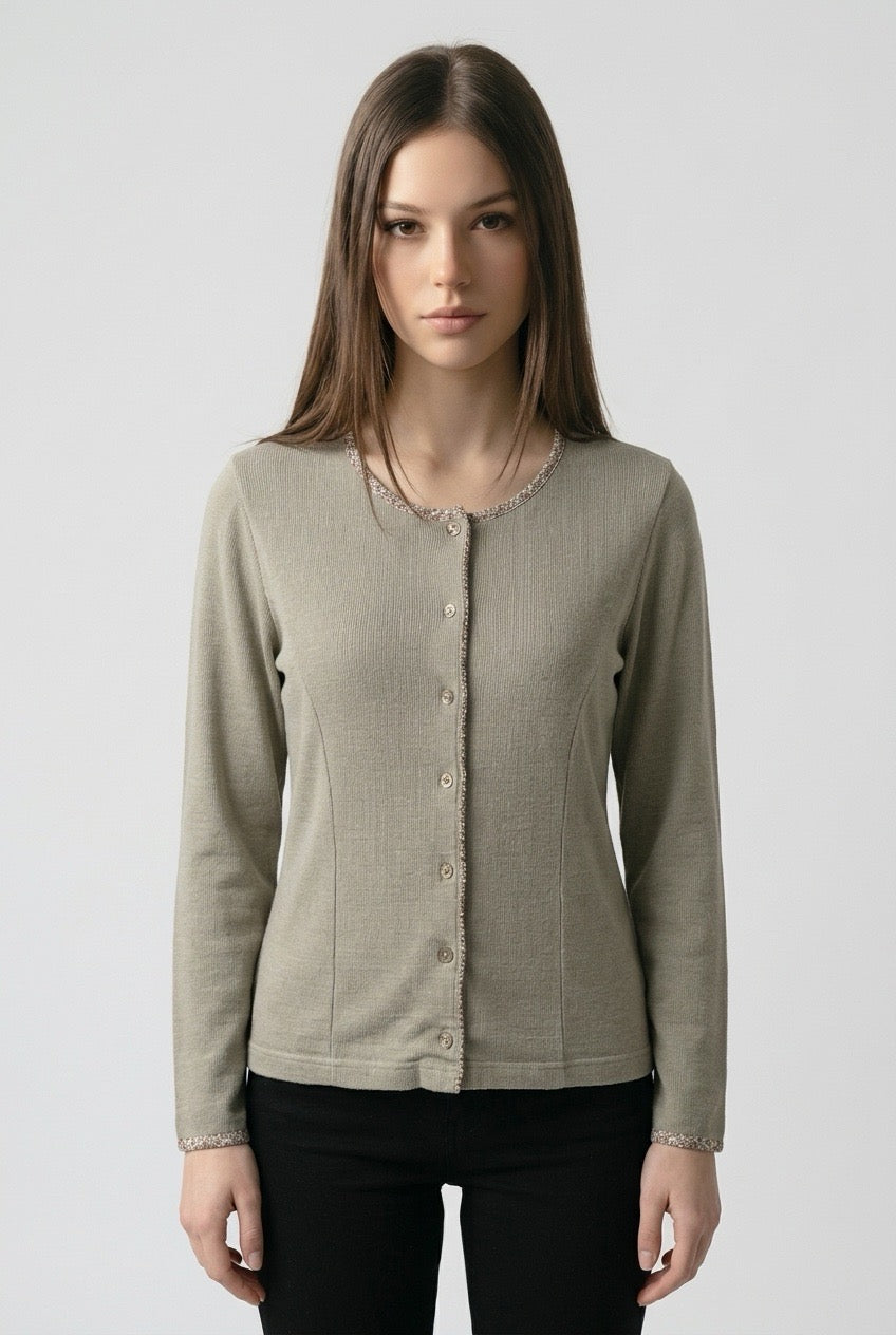 Cacharel cardigan beige boutonné à col rond et bordures décoratives, porté de face — Seconde Main VestiaireFMR