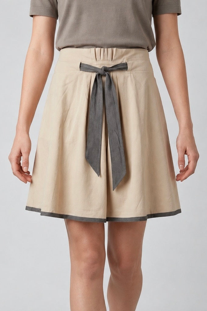 DKNY jupe trapèze beige portée de face, lien gris anthracite noué à la taille — Seconde Main VestiaireFMR