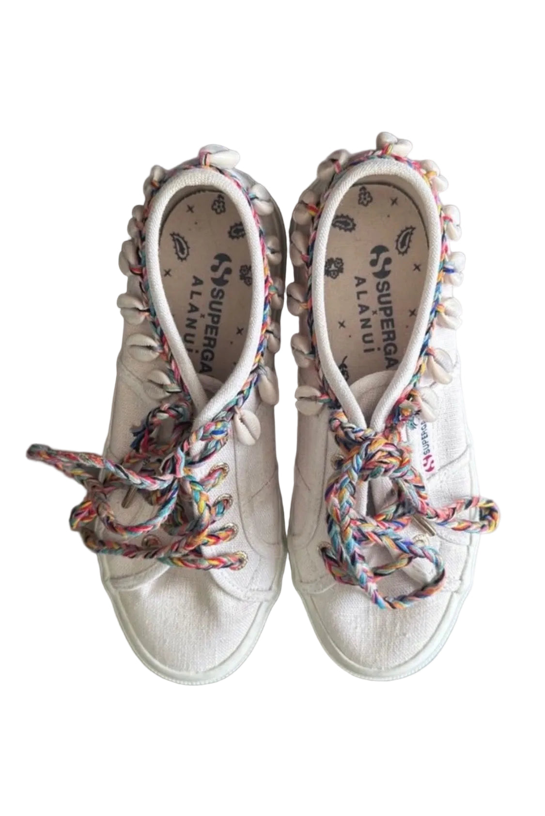 Baskets Superga x Alanui vues du dessus, lacets multicolores et bordure de cauris — Seconde Main VestiaireFMR