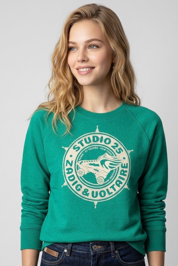 Zadig & Voltaire sweat vert émeraude à motif blanc Studio 25, porté avec un jean — Seconde Main VestiaireFMR