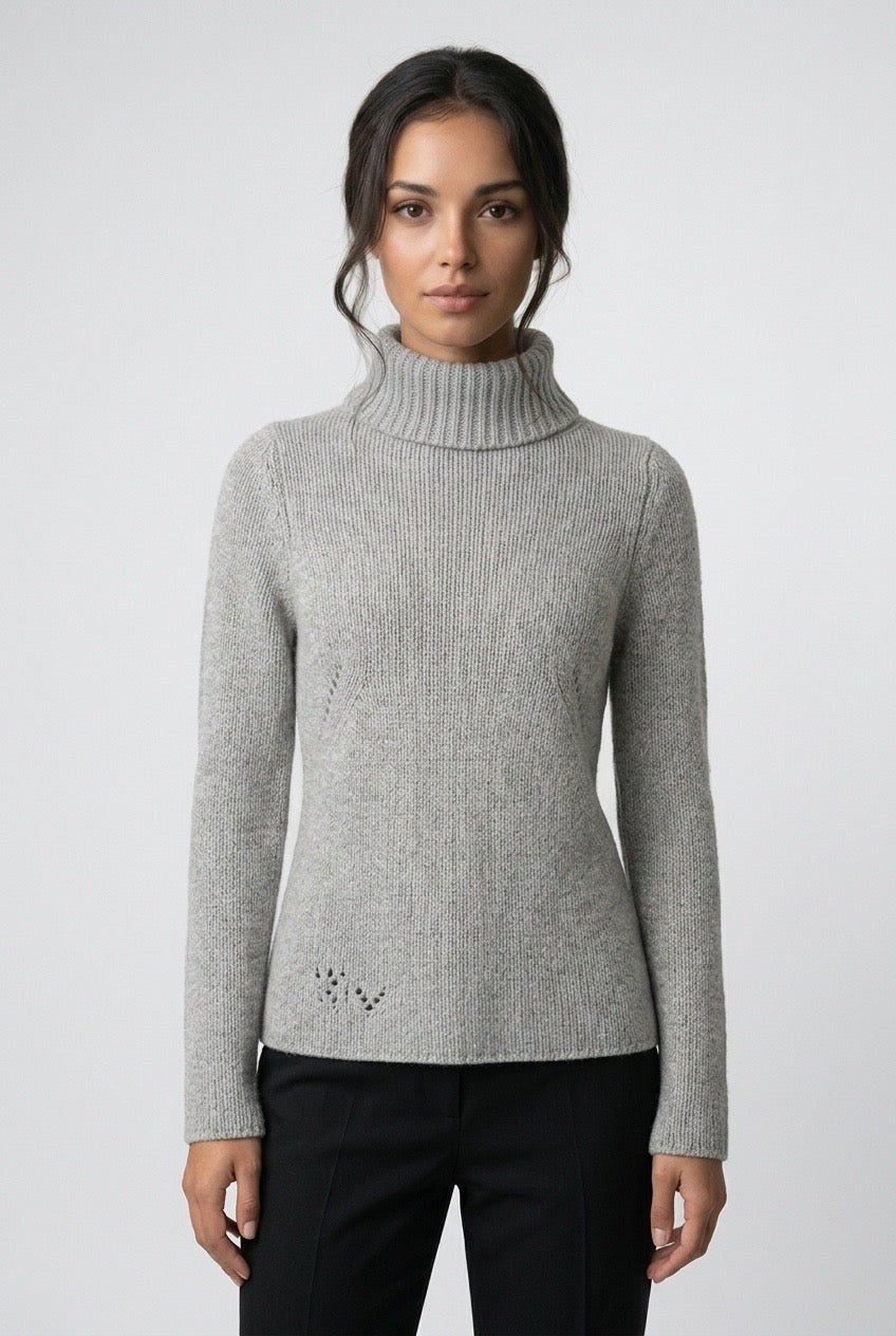 Zadig & Voltaire pull gris à col roulé, porté avec un pantalon noir — Seconde Main VestiaireFMR