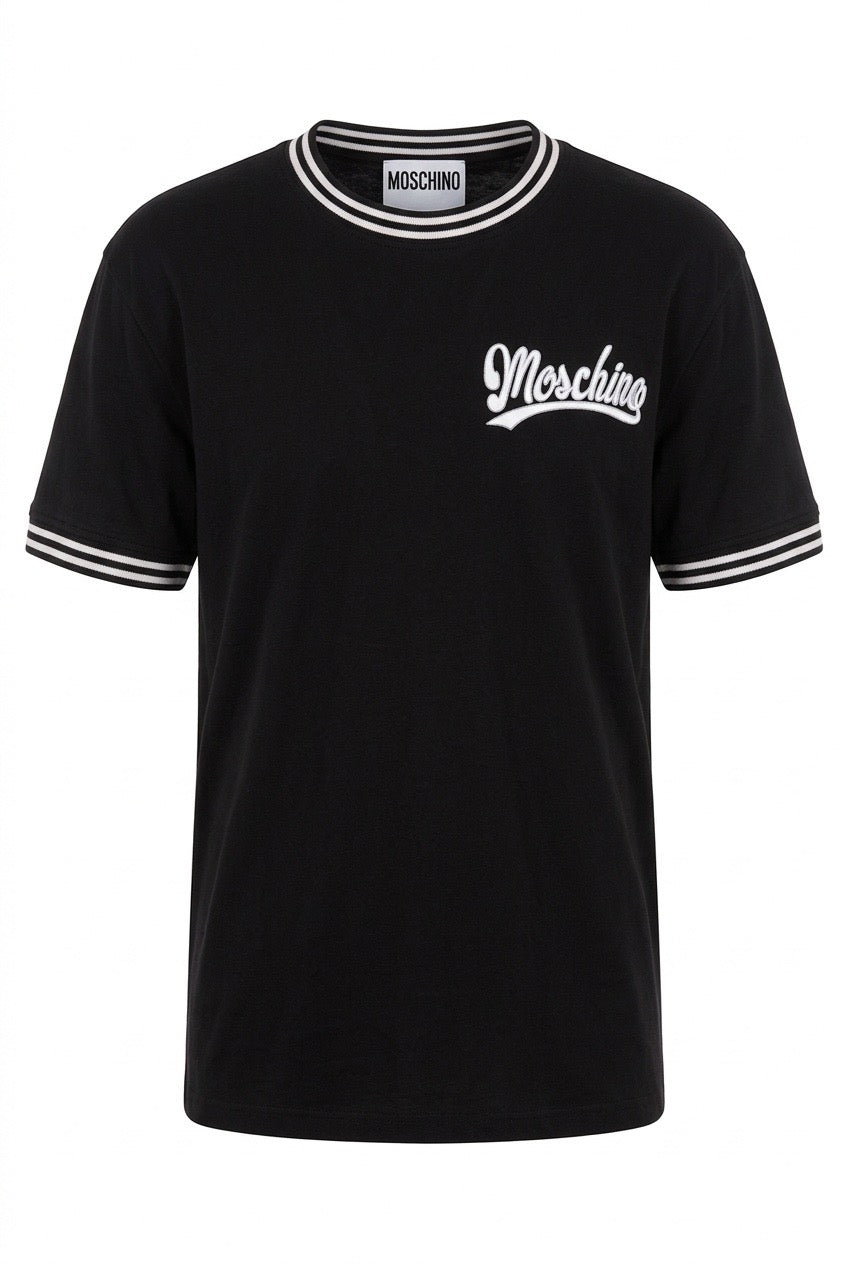 Moschino tee-shirt noir, logo blanc côté cœur, col et manches à doubles rayures blanches — Seconde Main VestiaireFMR