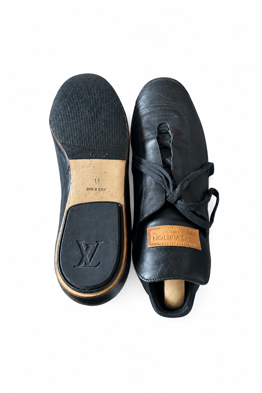 Louis Vuitton chaussures noires, vue du dessus et semelle avec patin Vibram et talon LV — Seconde Main VestiaireFMR