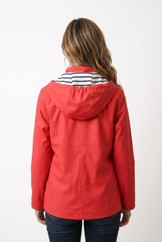 Femme portant un ciré Saint James de dos – Seconde main luxe – VestiaireFMR Genève Suisse