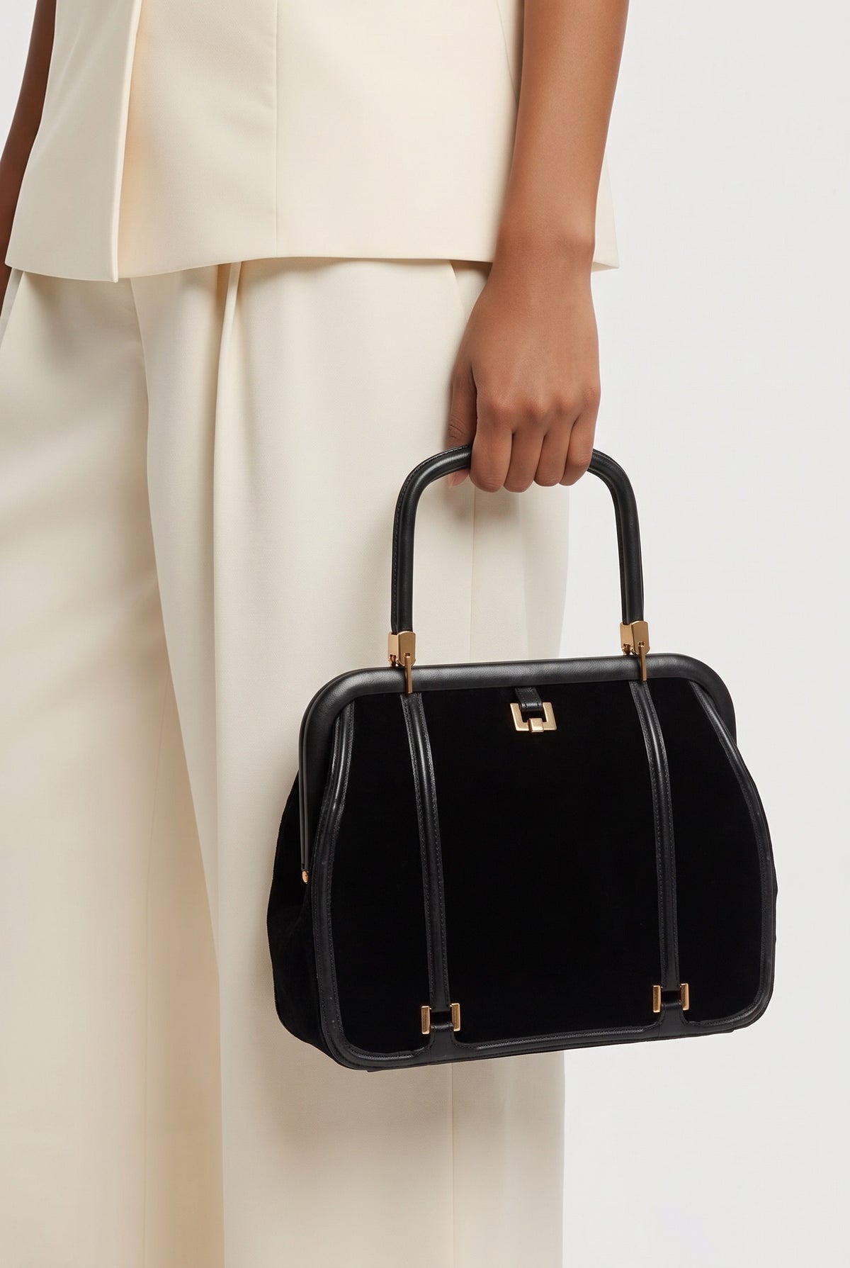 Femme portant un sac à main Loewe cuir et velours vintage – Seconde main luxe – VestiaireFMR Genève Suisse