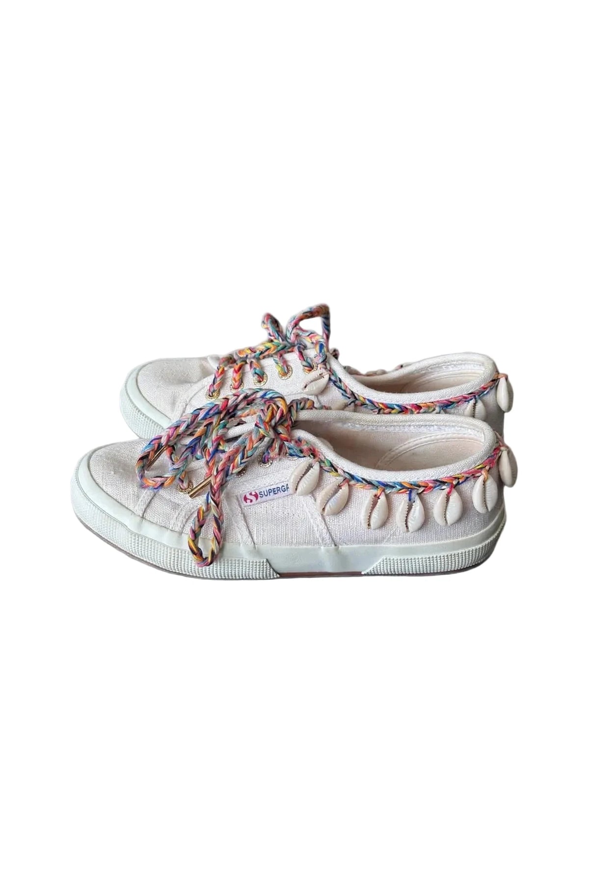 Baskets Superga x Alanui en lin et coton beige, cauris et semelles blanches, vues de profil — Seconde Main VestiaireFMR