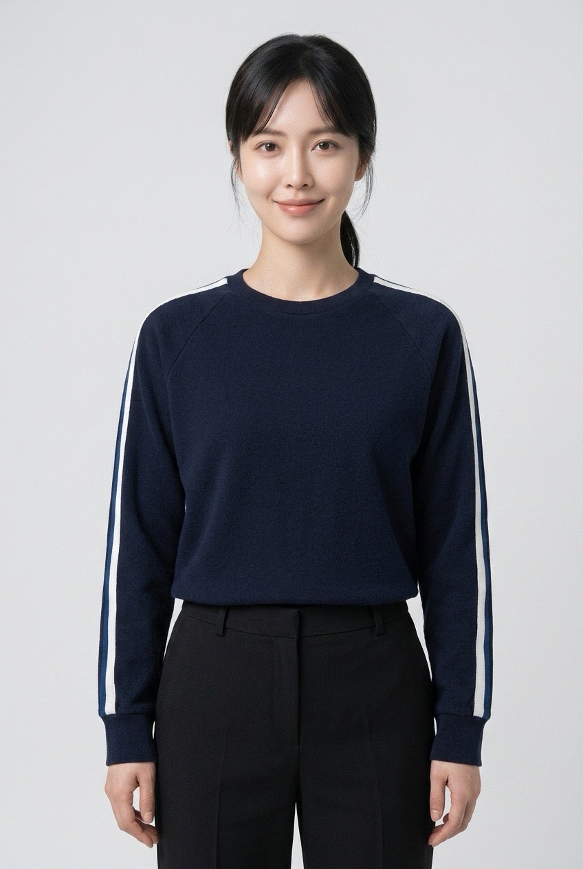 Femme portant un sweat Sandro femme – Seconde main luxe – VestiaireFMR Genève Suisse