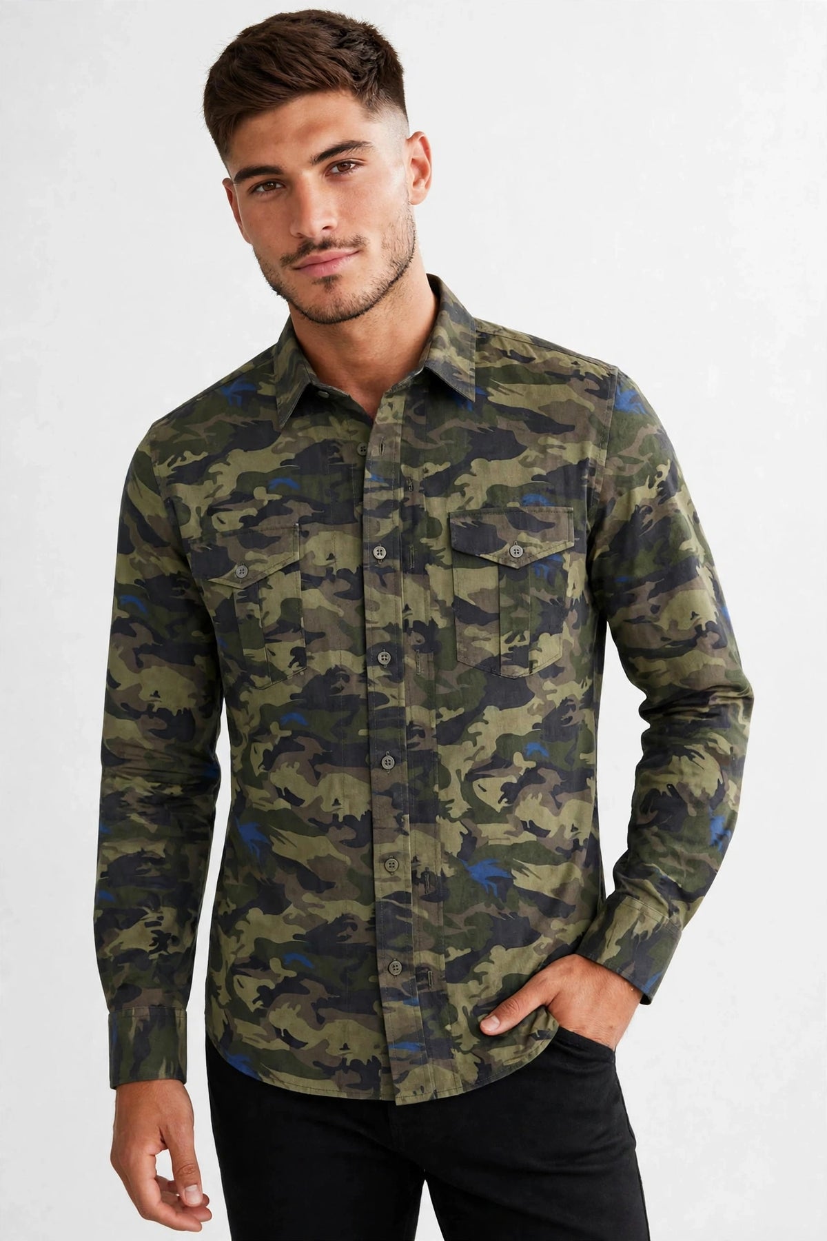 Chemise Zadig & Voltaire camouflage kaki, manches longues et poches poitrine, portée de face — Seconde Main VestiaireFMR