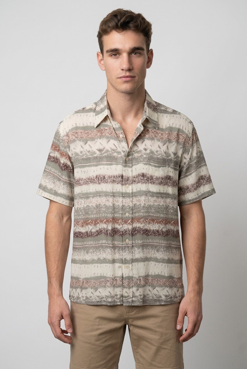 Homme portant une chemise à manches courtes Wold of basic en soie – Seconde main luxe – VestiaireFMR Genève Suisse
