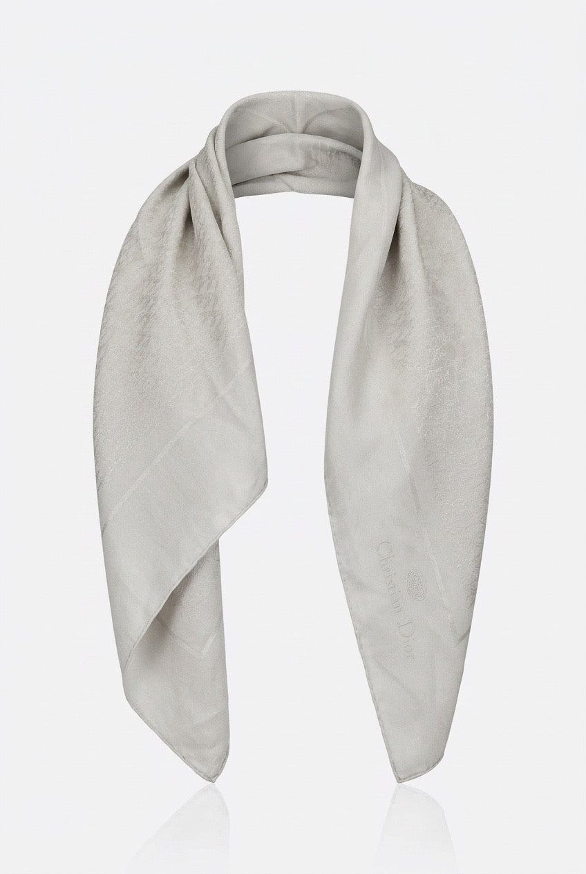 Foulard en soie gris clair monogramme Christian Dior – Seconde main luxe – VestiaireFMR Genève Suisse