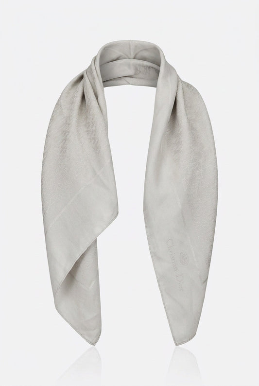 Foulard en soie gris clair monogramme Christian Dior – Seconde main luxe – VestiaireFMR Genève Suisse