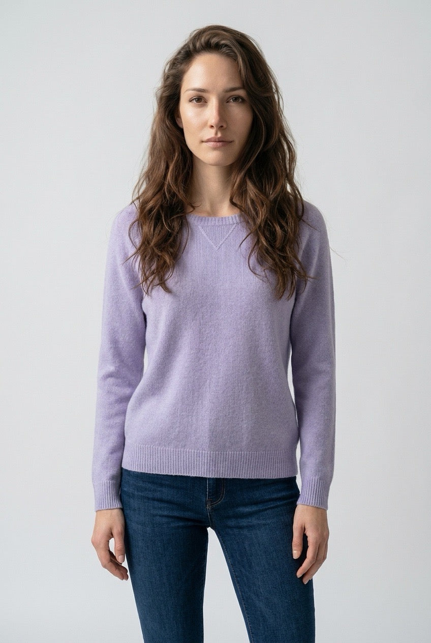 Pull Napapijri vintage laine cachemire lilas sur mannequin femme – Seconde Main luxe – VestiaireFMR Genève Suisse
