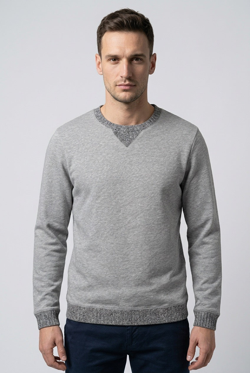 Homme de face portant un pull homme Essential Antwerp – Seconde main luxe – VestiaireFMR Genève Suisse
