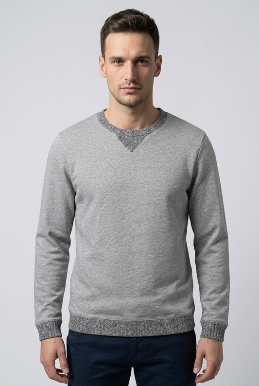 Homme de face portant un pull homme Essential Antwerp – Seconde main luxe – VestiaireFMR Genève Suisse