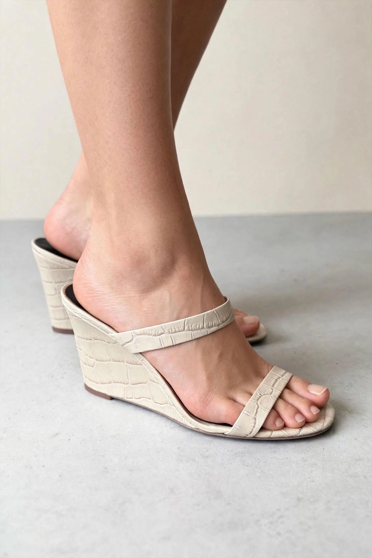 Sandales compensées Diane von Furstenberg Vivienne en cuir beige effet croco, portées — Seconde Main VestiaireFMR