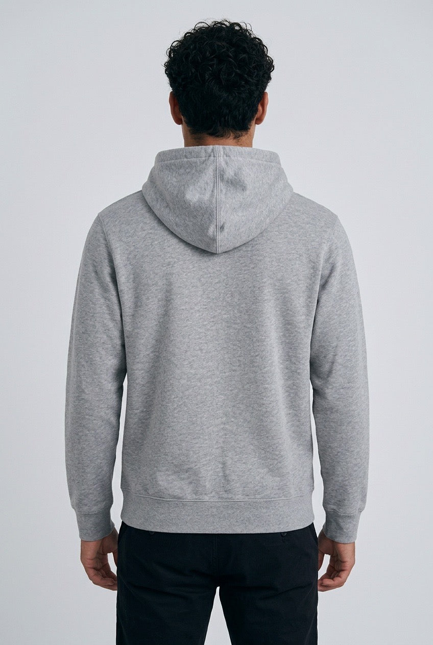 Jeune homme de dos portant un sweat à capuche Sandro Homme – Seconde main luxe – VestiaireFMR Genève Suisse