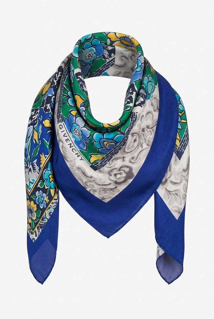 Foulard carré de soie vintage de Givenchy – Seconde main luxe – VestiaireFMR Genève Suisse