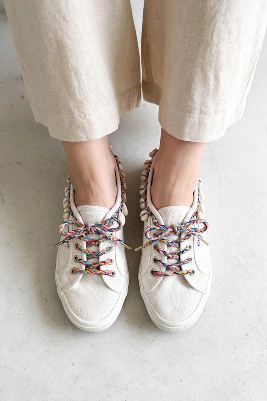 Baskets Superga x Alanui beige clair, lacets multicolores et coquillages cauris, portées — Seconde Main VestiaireFMR
