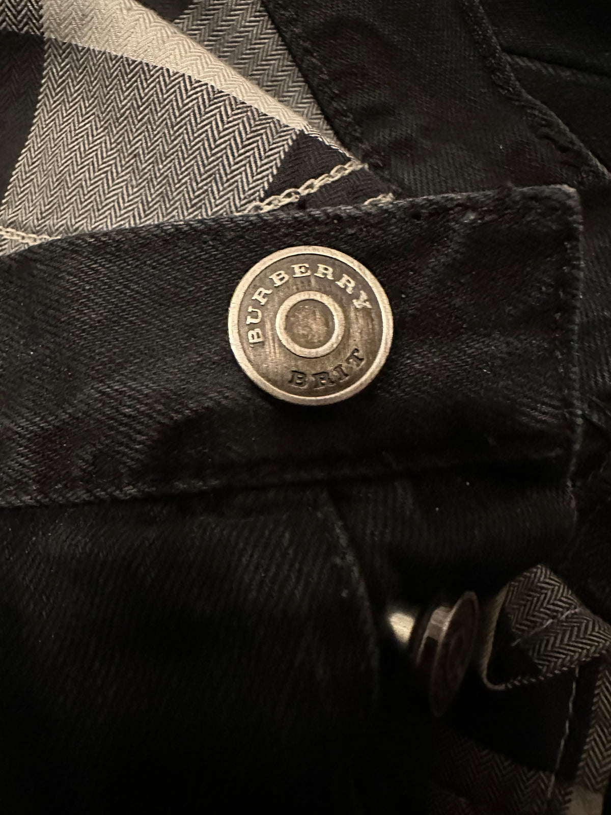 Burberry Brit bouton métallique gravé et tissu intérieur à carreaux du jean noir — Seconde Main VestiaireFMR