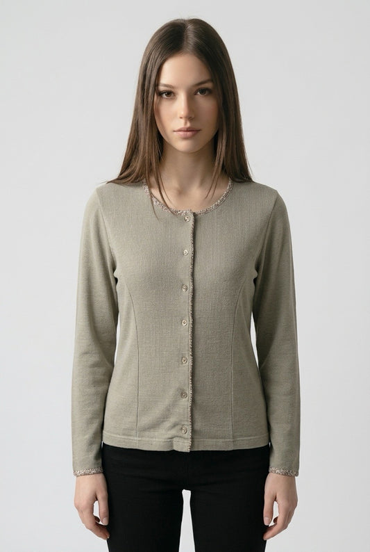 Cacharel cardigan beige boutonné à col rond et bordures décoratives, porté de face — Seconde Main VestiaireFMR