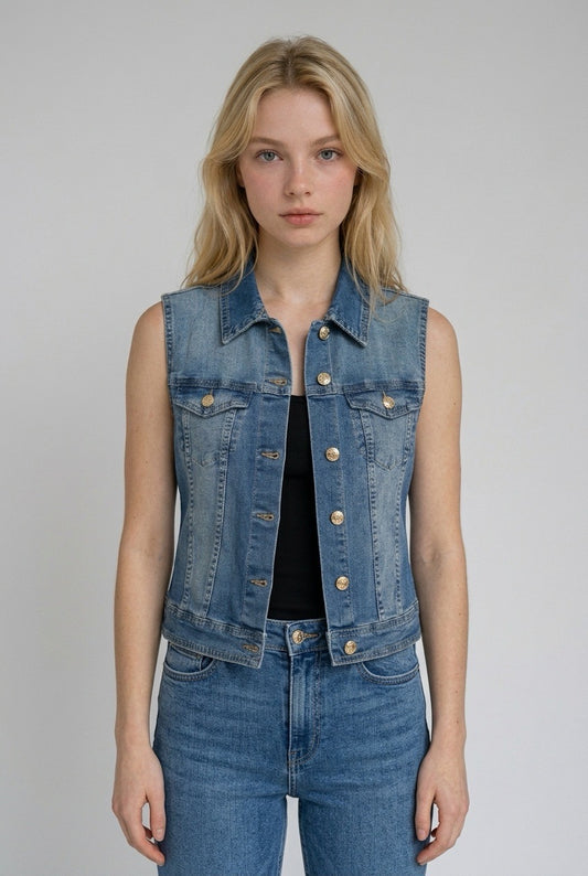  Liu Jo gilet en jean bleu délavé sans manches, porté ouvert sur un haut noir avec un jean — Seconde Main VestiaireFMR