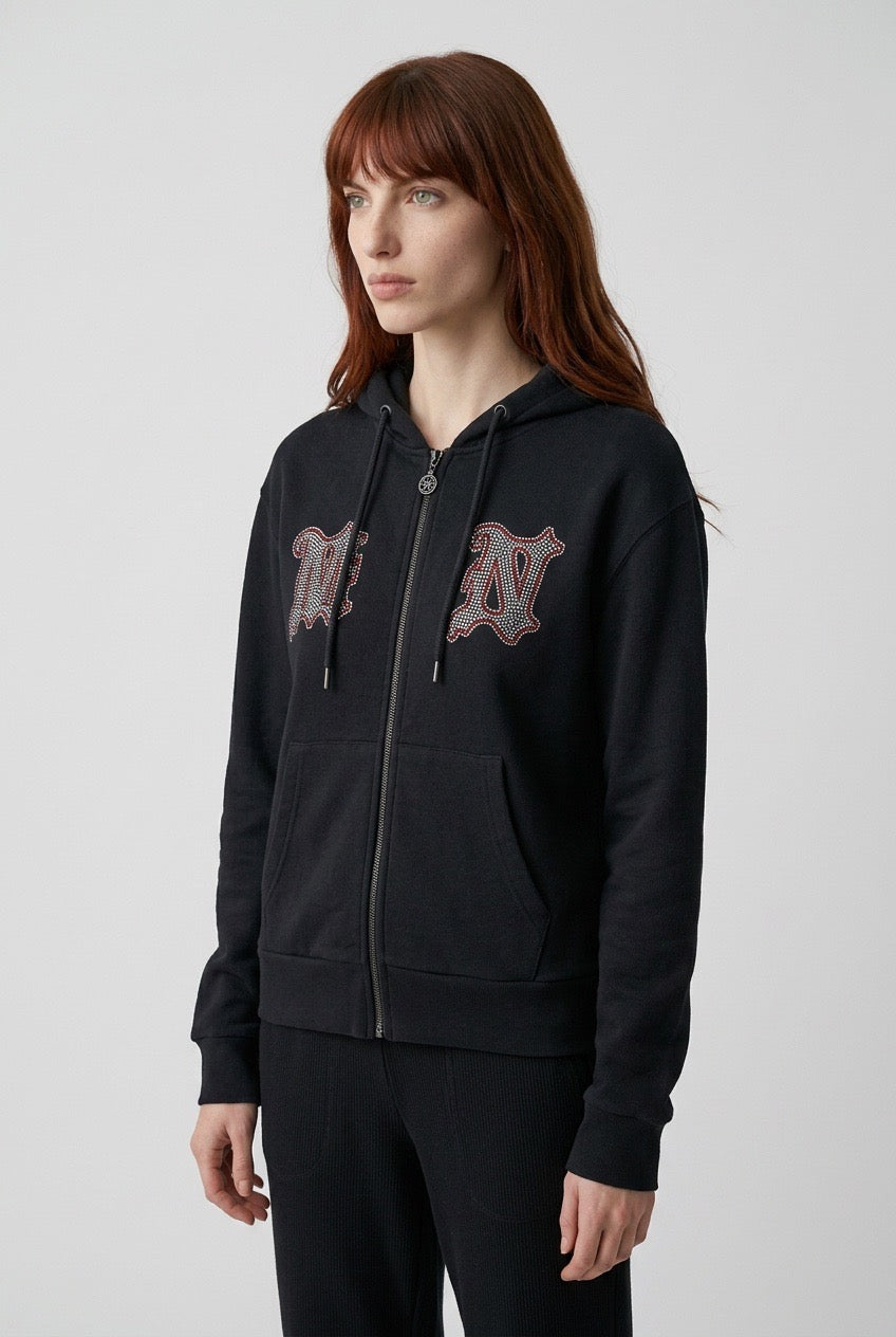 Femme de face portant un sweat zippé à capuche M+rc Noir - Seconde main luxe – VestiaireFMR Genève Suisse