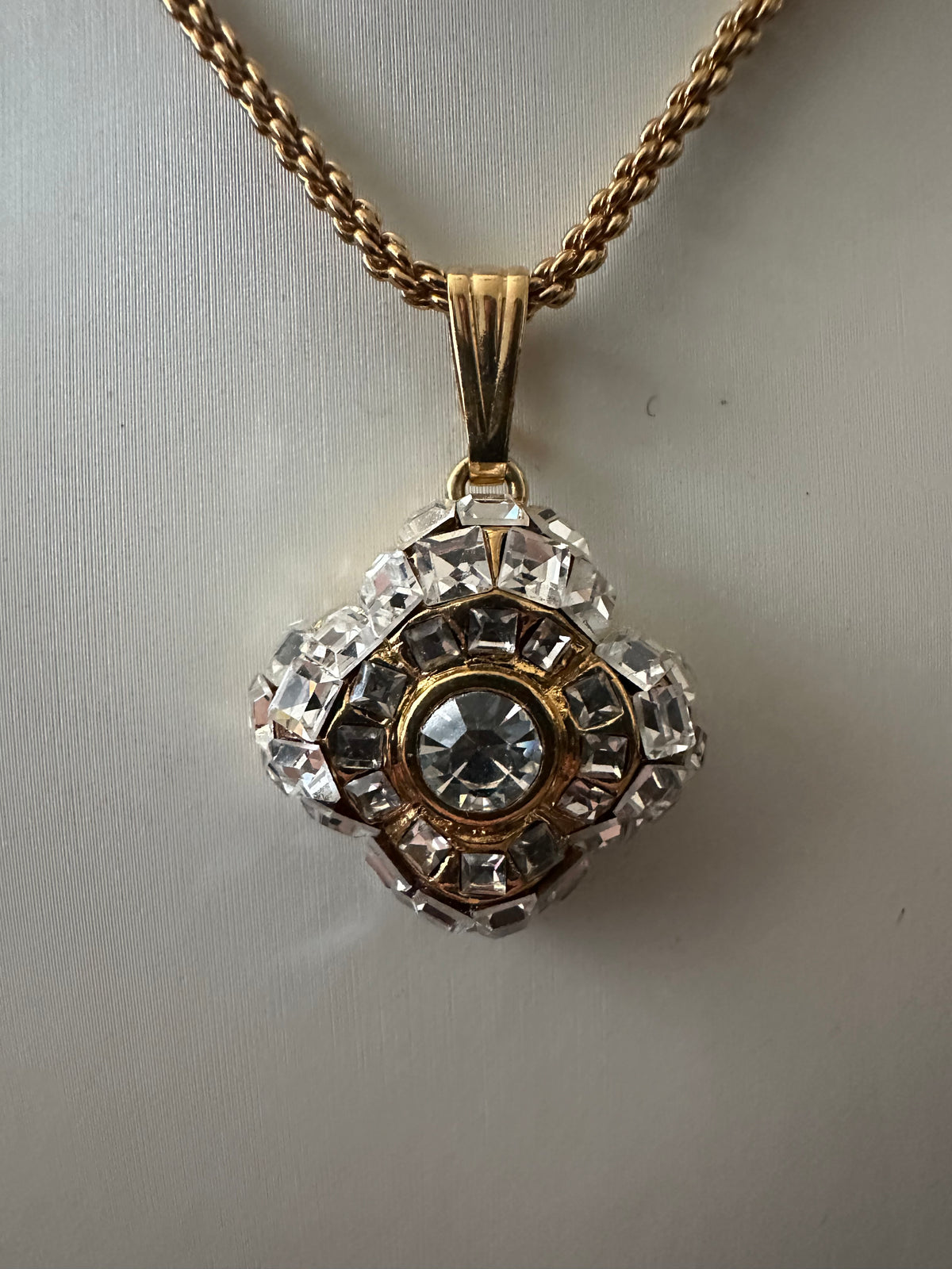Valentino Garavani Collier Pendentif Vintage Cristaux Swarovski