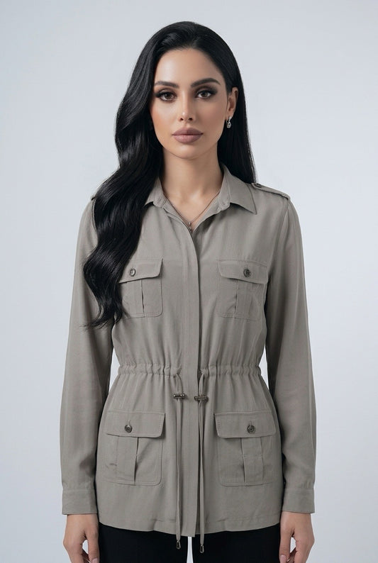 Femme portant une veste en soie Apostrophe - Seconde main luxe - VestiaireFMR Genève Suisse