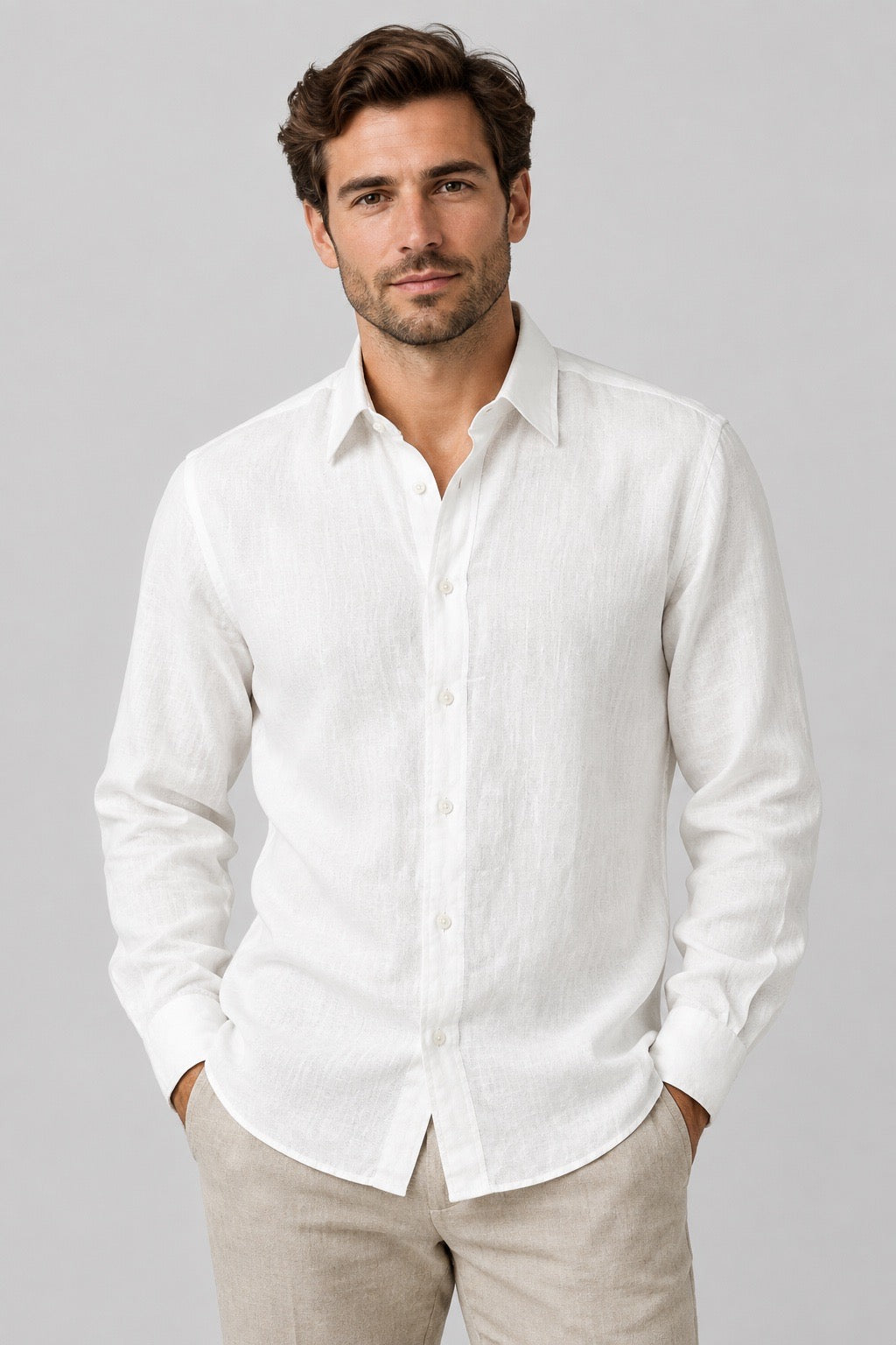 Chemise Versace Classic en lin blanc, manches longues et col classique, portée de face — Seconde Main VestiaireFMR