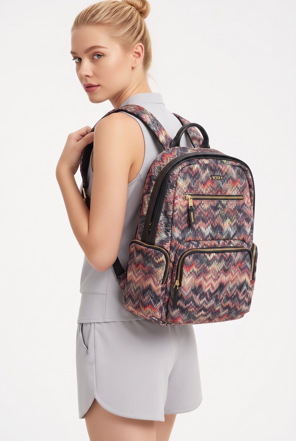 Femme portant un sac à dos Missoni x Tumi – Seconde main luxe – VestiaireFMR Genève Suisse