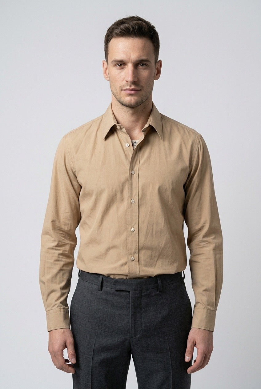 Homme portant une chemise beige Hermès – Seconde main luxe – VestiaireFMR Genève Suisse