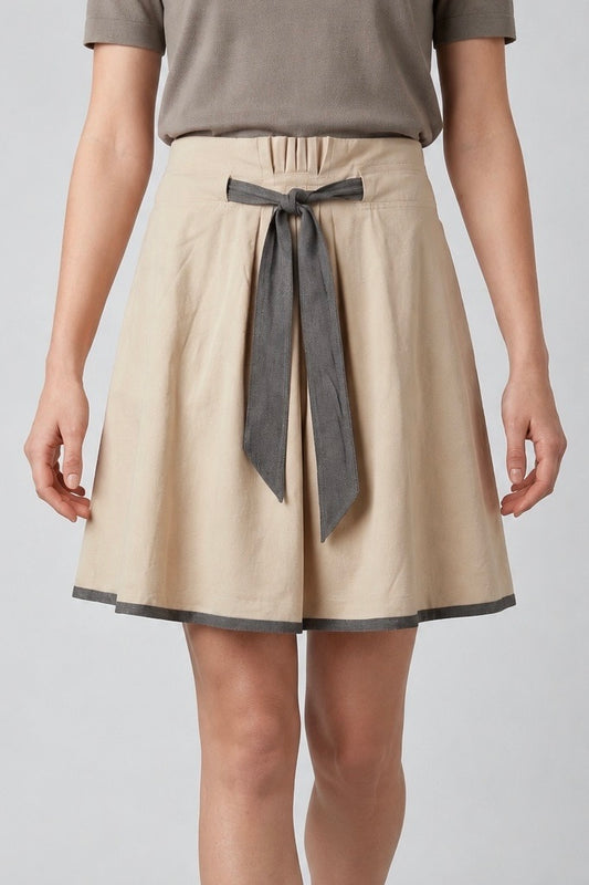 DKNY jupe trapèze beige portée de face, lien gris anthracite noué à la taille — Seconde Main VestiaireFMR