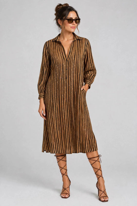 Givenchy robe-chemise en soie à rayures camel et noires, portée avec des sandales à lacets — Seconde Main VestiaireFMR