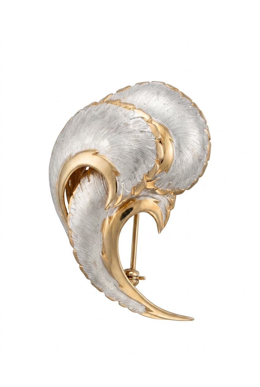 Broche Coro en métal doré guilloché Vintage - seconde main luxe - Vestiairefmr Genève Suisse