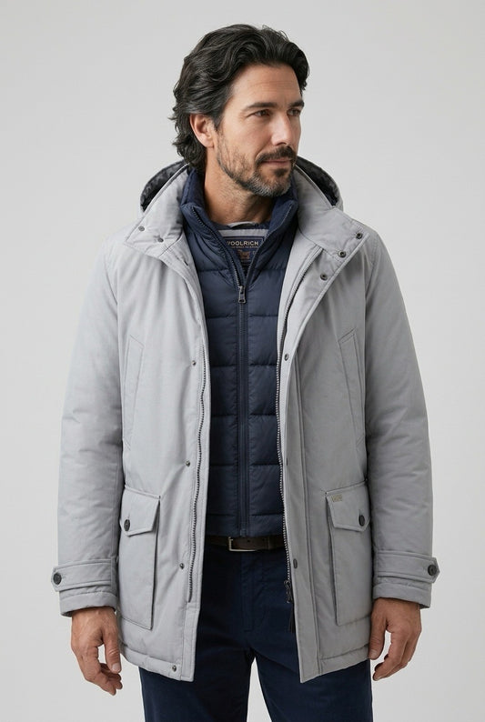 Homme portant une doudoune Woolrich  – Seconde main luxe – VestiaireFMR Genève Suisse