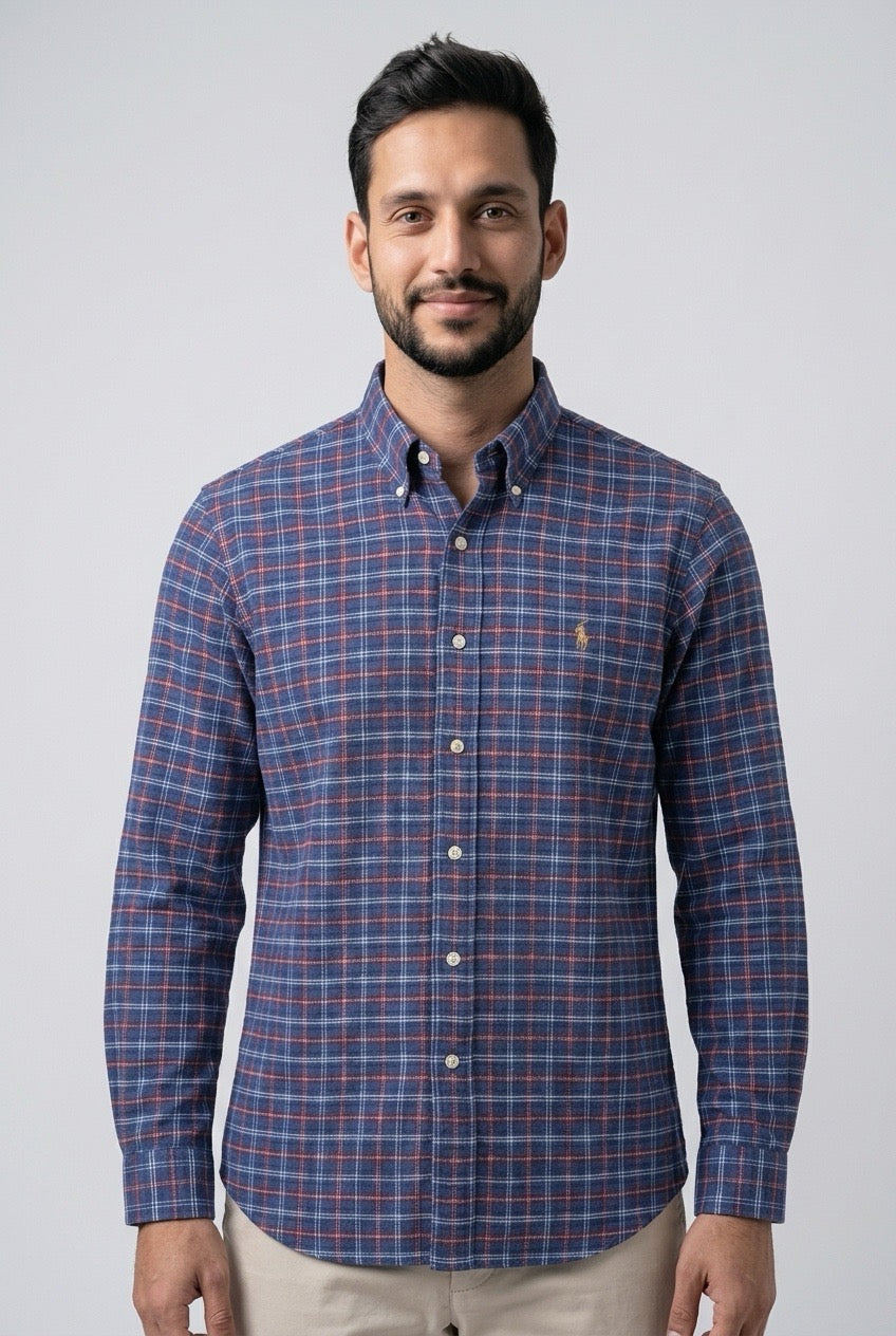 Chemise Polo Ralph Lauren à carreaux bleus et rouges, manches longues, portée de face — Seconde Main VestiaireFMR