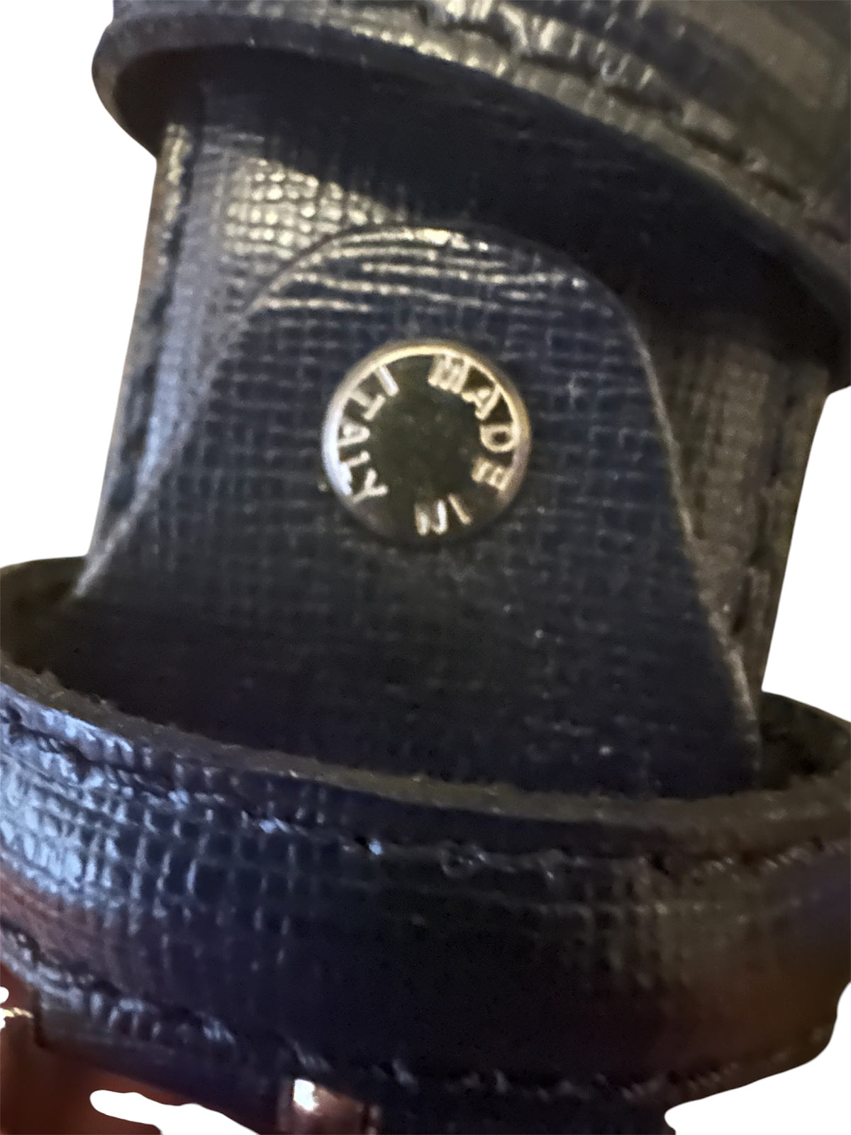 Détail grain cuir bleu nuit ceinture artisanale Italie — VestiaireFMR