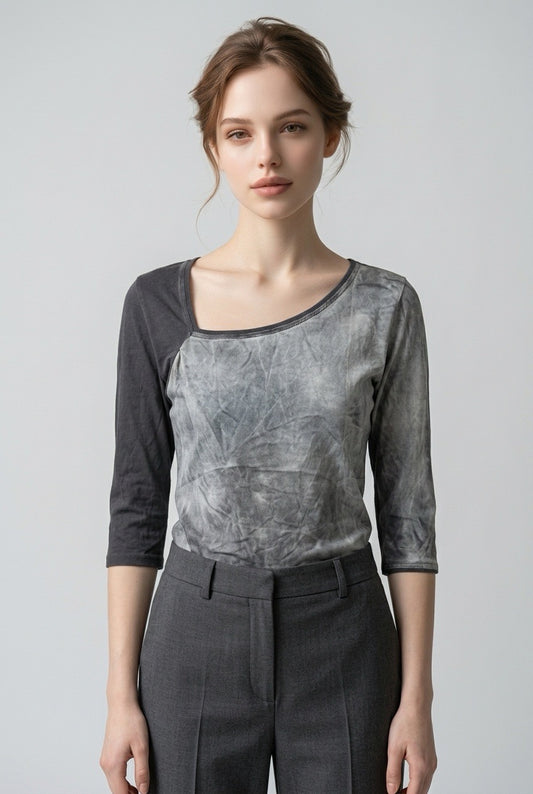 Adolfo Domínguez top gris à encolure asymétrique, porté avec un pantalon anthracite — Seconde Main VestiaireFMR