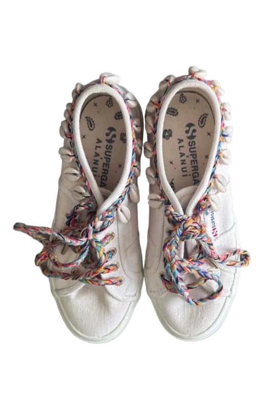 Baskets Superga x Alanui vues du dessus, lacets multicolores et bordure de cauris — Seconde Main VestiaireFMR