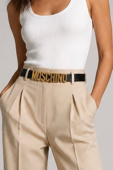 Femme portant une ceinture Moschino femme en cuir fabrication par Redwall  – Seconde main luxe – VestiaireFMR Genève Suisse