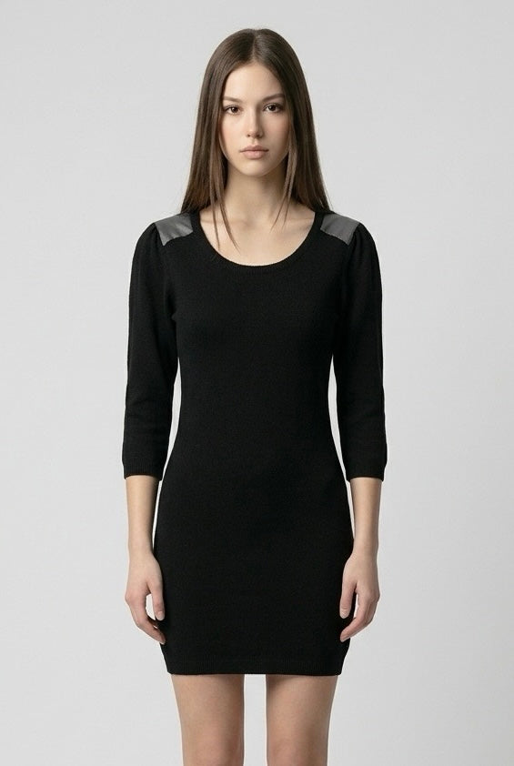 Robe noire Virginie Castaway ajustée, manches trois-quarts et col rond, portée de face — Seconde Main VestiaireFMR
