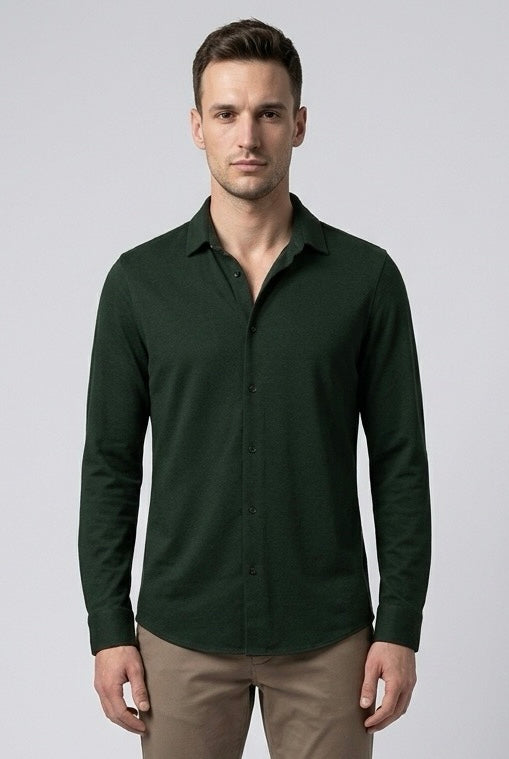 Scotch & Soda haut vert olive à manches longues et boutonnage intégral, porté avec un pantalon beige — Seconde Main VestiaireFMR