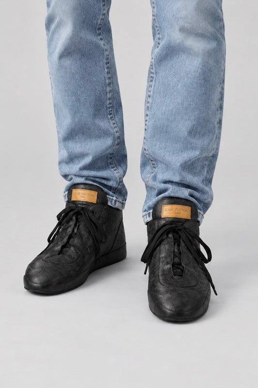 Louis Vuitton chaussures en cuir noir Monogram et écussons cognac, portées avec un jean — Seconde Main VestiaireFMR
