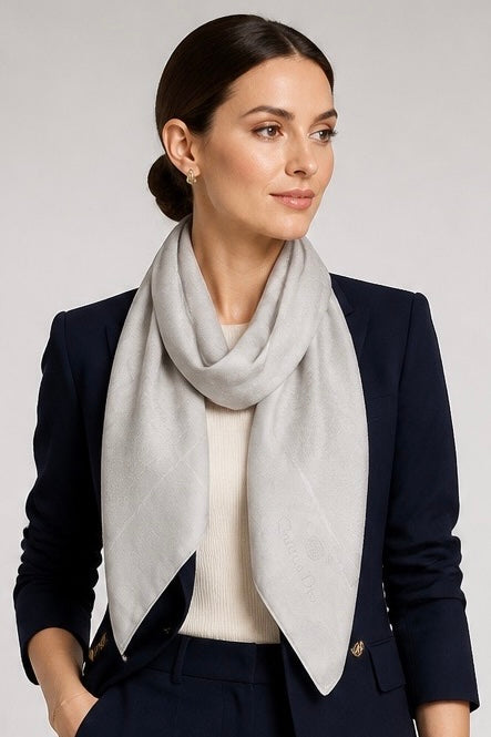 Femme portant un foulard en soie gris clair monogramme Christian Dior – Seconde main luxe – VestiaireFMR Genève Suisse