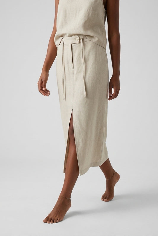 Femme portant une jupe longue en lin Alberto Fabiani - Seconde main luxe - VestiaireFMR Genève Suisse