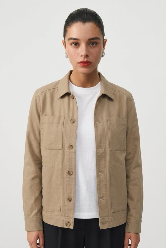 Femme portant une veste J.Lindeberg en coton et lin beige - Seconde main luxe - VestiaireFMR Genève Suisse