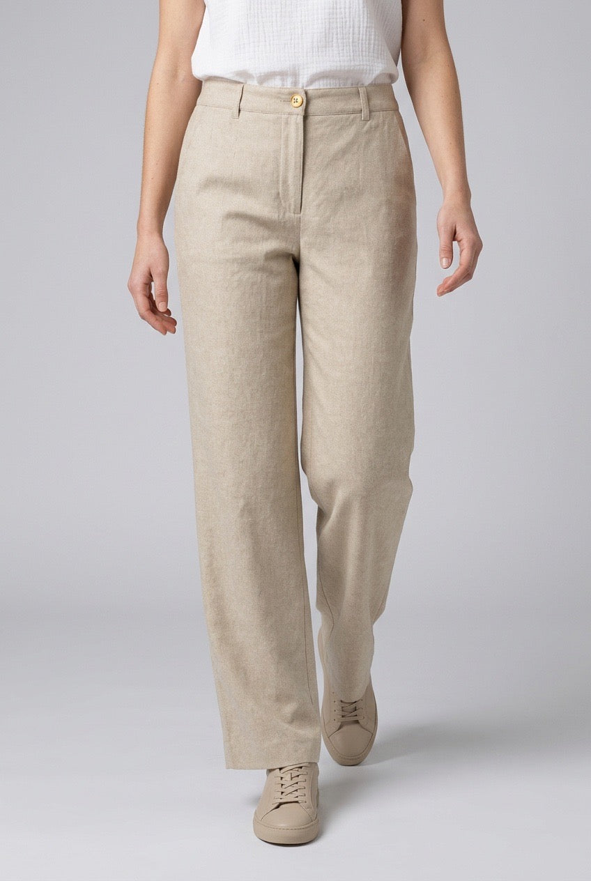 femme portant un pantalon en lin et soie Apostrophe – Seconde Main luxe – VestiaireFMR Genève Suisse